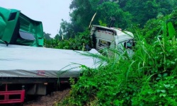 Đường độc đạo từ Lào về bị sạt lở, nhiều phương tiện bị vùi lấp, có người mất tích