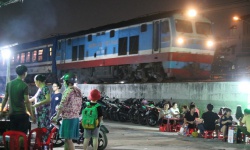 'Độc' nhất quán ốc Sài Gòn không bao giờ tăng giá, vừa ăn vừa ngắm tàu lửa