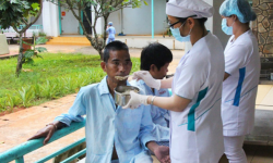 ‘Hạt gạo chia đôi’ và bữa cơm ấm lòng cho bệnh nhân HIV/AIDS